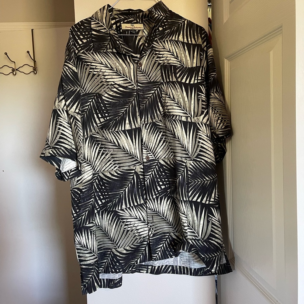 TOMMY BAHAMA FLORAL 100% SILK HAWAIIAN, Size Medium